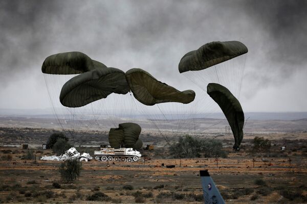 Paraquedistas durante cerimônia de formatura dos pilotos das Forças Armadas de Israel - Sputnik Brasil