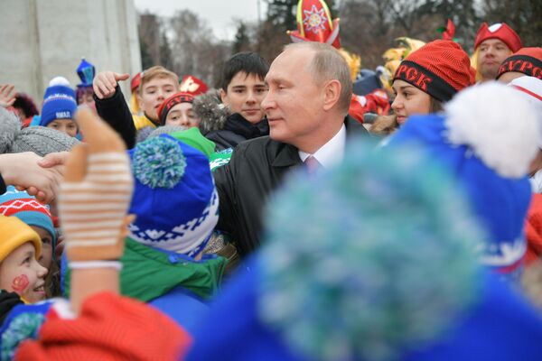 Presidente russo Vladimir Putin cumprimenta visitantes da festa para crianças dedicada à celebração do Ano Novo no Kremlin - Sputnik Brasil