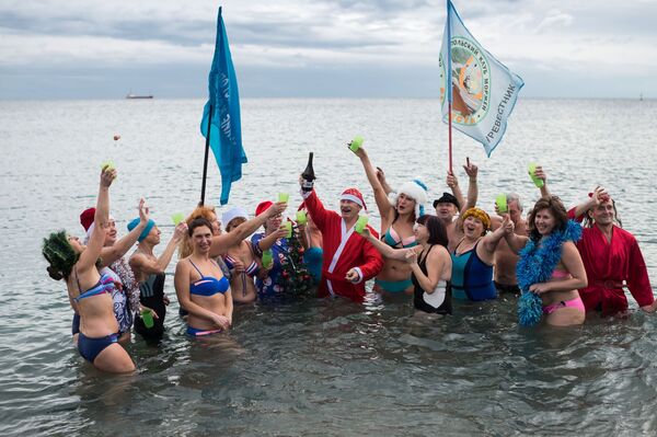 Nadadores de inverno russos durante a parada de Papai Noel na Rússia, Crimeia - Sputnik Brasil