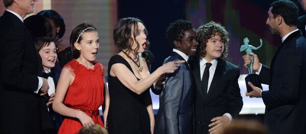A atriz norte-americana Winona Ryder recebendo o prêmio Screen Actors Guild Awards pelo seriado Stranger Things. Los Angeles, 29 de janeiro de 2017 - Sputnik Brasil