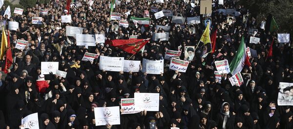 Protestos antigovernamentais em Teerã, em 30 de dezembro de 2017 - Sputnik Brasil