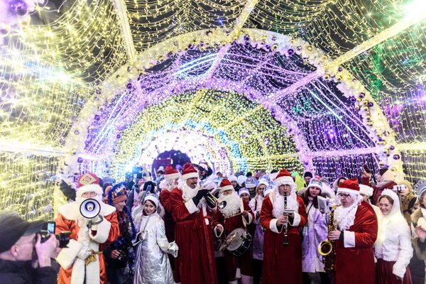 Tradicional desfile de Snegurochkas em Moscou - Sputnik Brasil