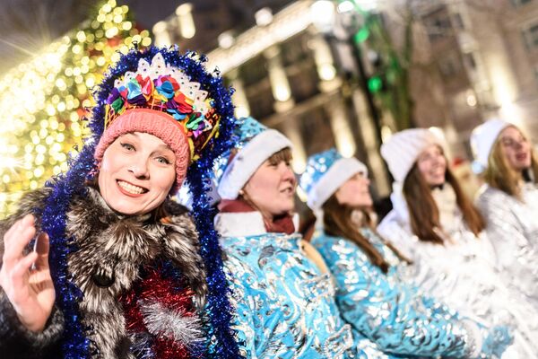 Tradicional desfile de Snegurochkas em Moscou - Sputnik Brasil