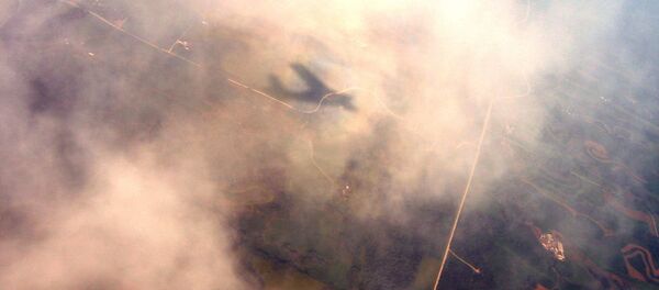 Sombra de um avião entre as nuvens (imagem referencial) - Sputnik Brasil