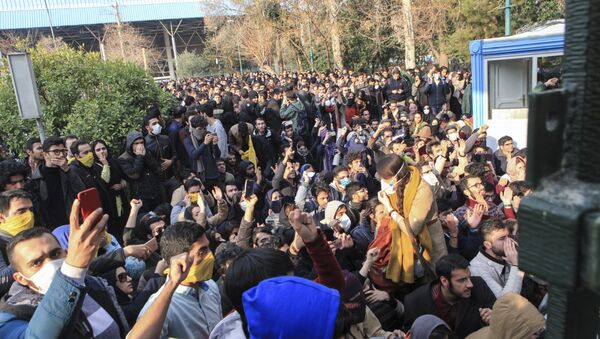In this photo taken by an individual not employed by the Associated Press and obtained by the AP outside Iran, university students attend a protest inside Tehran University while anti-riot Iranian police prevent them to join other protestors, in Tehran, Iran, Saturday, Dec. 30, 2017 - Sputnik Brasil