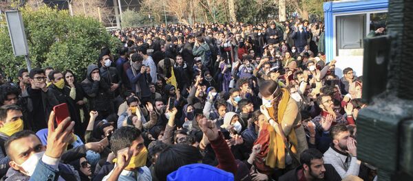 In this photo taken by an individual not employed by the Associated Press and obtained by the AP outside Iran, university students attend a protest inside Tehran University while anti-riot Iranian police prevent them to join other protestors, in Tehran, Iran, Saturday, Dec. 30, 2017 - Sputnik Brasil