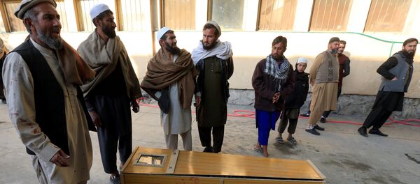 Pessoas perto de um caixão de uma vítima do atentado que se deu em Jalalabad, no Afeganistão, em 31 de dezembro de 2017 Pessoas perto de um caixão de uma vítima do atentado que se deu em Jalalabad, no Afeganistão, em 31 de dezembro de 2017 - Sputnik Brasil