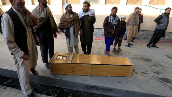 Pessoas perto de um caixão de uma vítima do atentado que se deu em Jalalabad, no Afeganistão, em 31 de dezembro de 2017 - Sputnik Brasil
