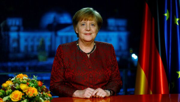 German acting Chancellor Angela Merkel poses for photographs after the television recording of her annual New Year's speech at the Chancellery in Berlin, Germany, December 30, 2017 - Sputnik Brasil