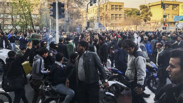Os protestos no Irã, nos finais de dezembro de 2017 - Sputnik Brasil