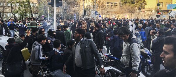 Os protestos no Irã, nos finais de dezembro de 2017 - Sputnik Brasil