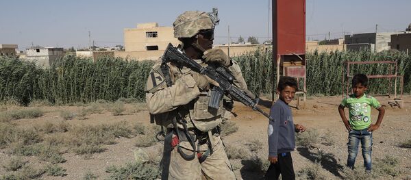 Um soldado dos Estados Unidos próximo à estrada que liga à cidade de Raqqa, na Síria. quarta-feira, 2 de julho de 2017 - Sputnik Brasil