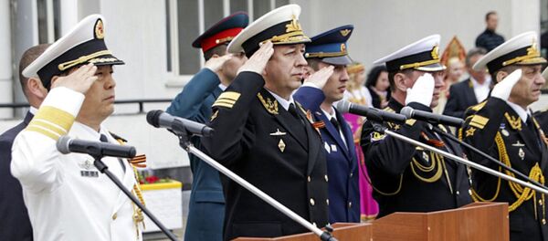 O vice-comandante das forças navais da China vice-almirante Du Jing Chen e vice-chefe da Marinha russa vice-almirante Alexander Fedotenkov durante a cerimônia de abertura dos exercícios sino-russos Cooperação Naval 2015 - Sputnik Brasil