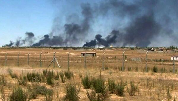 Refinaria de Baiji, no Iraque, em chamas após ataque do Estado Islâmico em 7 de maio de 2015. - Sputnik Brasil