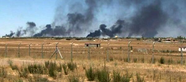 Refinaria de Baiji, no Iraque, em chamas após ataque do Estado Islâmico em 7 de maio de 2015. - Sputnik Brasil