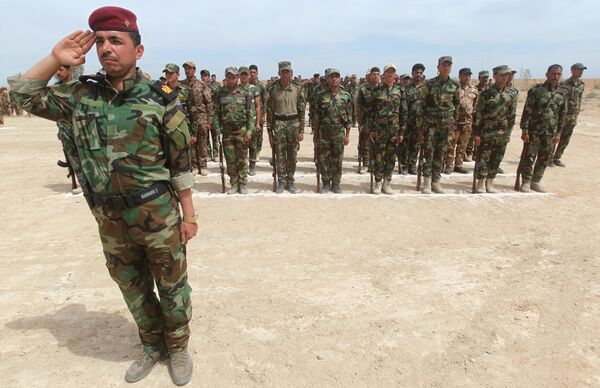 Voluntários sunitas iraquianos durante treinos em 8 de maio de 2015. - Sputnik Brasil