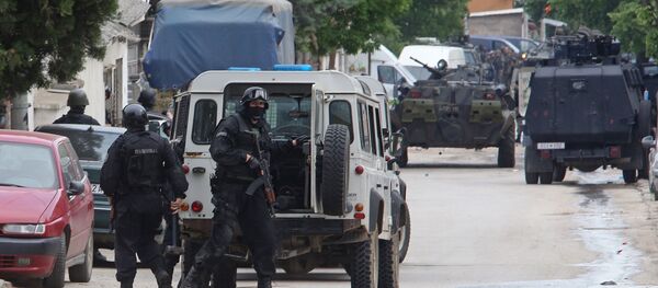 Veículo da polícia macedônia durante operação antiterrorista em Kumanovo, em 9 de maio de 2015. - Sputnik Brasil
