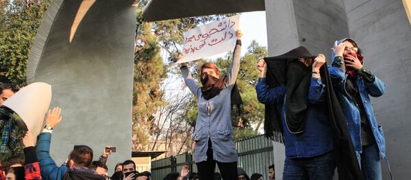 Estudantes iranianos se manifestam contra problemas econômicos nacionais perto da Universidade de Teerã - Sputnik Brasil