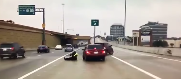 Policial do Texas escapa por pouco de ser atropelado em estrada gelada - Sputnik Brasil