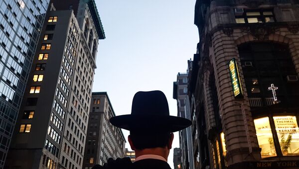 Homem caminha pela Quinta Avenida, em Nova York (foto de arquivo) - Sputnik Brasil