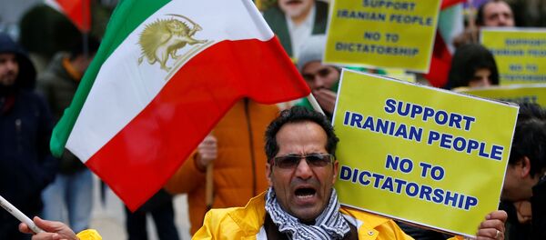 Manifestante em oposição ao presidente iraniano, Hassan Rouhani durante um protesto em frente ao Conselho da União Europeia em Bruxelas, na Bélgica, 3 de janeiro de 2018. - Sputnik Brasil