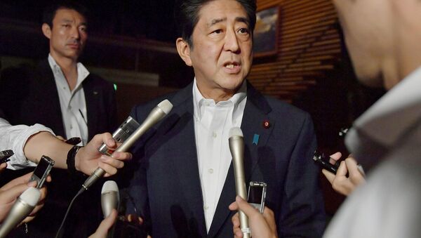 Shinzo Abe, primeiro-ministro japonês falando aos jornalistas em Tóquio, Japão - Sputnik Brasil