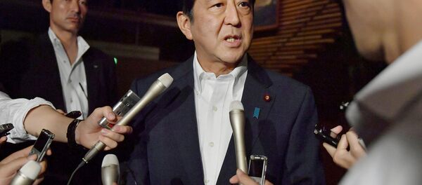 Shinzo Abe, primeiro-ministro japonês falando aos jornalistas em Tóquio, Japão - Sputnik Brasil