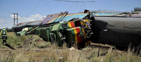 Vagões destruídos do trem que colidiu com um caminhão perto do povoado de Kroonstad na África do Sul, 4 de janeiro de 2018 Vagões destruídos do trem que colidiu com um caminhão perto do povoado de Kroonstad na África do Sul, 4 de janeiro de 2018 - Sputnik Brasil