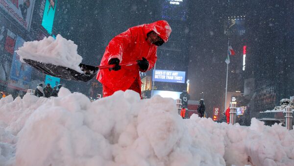 Trabalhador municipal desbloqueia a rua tomada pela neve em Manhattan, Nova York - Sputnik Brasil
