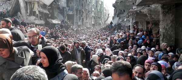 Fila para receber alimentos da Agência das Nações Unidas de Assistência aos Refugiados da Palestina , em Damasco, na Síria - Sputnik Brasil