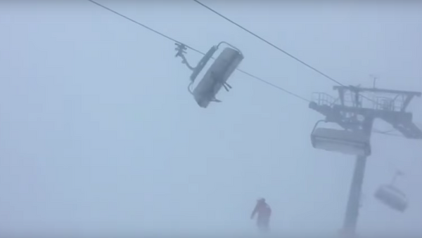Férias perigosíssimas: esquiadores ficam trancados no teleférico em plena tempestade - Sputnik Brasil