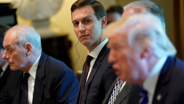 White House senior advisor Jared Kushner (C) looks on as U.S. President Donald Trump (R) delivers remarks before meeting with Spain's Prime Minister Mariano Rajoy and his delegation at the White House in Washington, U.S. September 26, 2017 - Sputnik Brasil