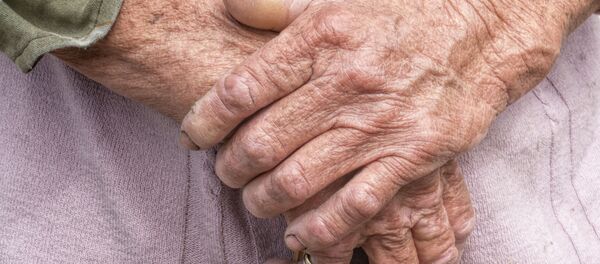 Mãos de uma idosa, imagem referencial - Sputnik Brasil