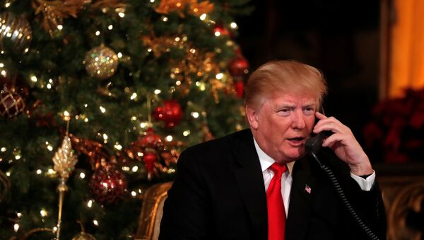 Presidente norte-americano, Donald Trump, falando ao telefone - Sputnik Brasil