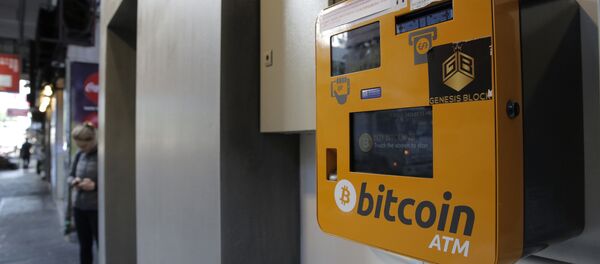 Caixa eletrônico do bitcoin instalado em área pública, Hong Kong - Sputnik Brasil