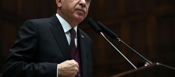 O presidente turco, Recep Tayyip Erdogan, durante a reunião do partido governante turco AKP, Ancara, 9 de janeiro de 2018 - Sputnik Brasil
