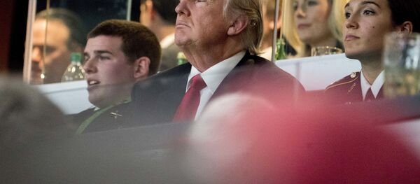 Presidente dos EUA, Donald Trump, assiste jogo de futebol da NCAA entre equipes de Georgia e Alabama, 8 de janeiro de 2018 - Sputnik Brasil