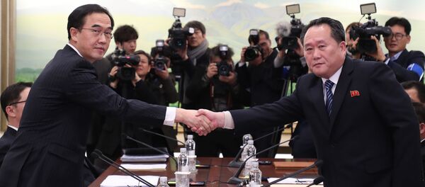 Ministro da Unificação da Coreia do Sul, Cho Myung-gyun (à esquerda), e líder da delegação norte-coreana Ri Son-gwon apertando as mãos durante negociações bilaterais na zona desmilitarizada, 9 de janeiro de 2017 Ministro da Unificação da Coreia do Sul, Cho Myung-gyun (à esquerda), e líder da delegação norte-coreana Ri Son-gwon apertando as mãos durante negociações bilaterais na zona desmilitarizada, 9 de janeiro de 2017 - Sputnik Brasil