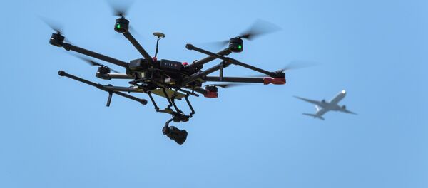 Drone no céu com avião no plano de fundo - Sputnik Brasil