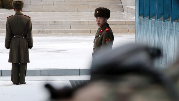 Soldados norte-coreanos no posto de guarda durante negociações entre os representantes das duas Coreias, em Panmunjom - Sputnik Brasil