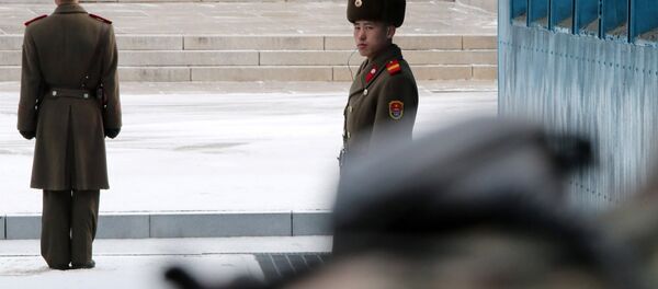 Soldados norte-coreanos no posto de guarda durante negociações entre os representantes das duas Coreias, em Panmunjom - Sputnik Brasil