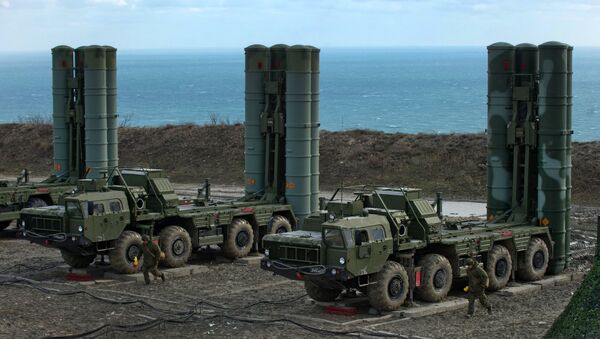 Sistemas de defesa antimíssil S-400 russos na Crimeia - Sputnik Brasil