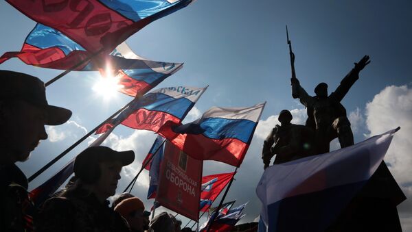 Pessoas balançam bandeiras russas durante celebração do 3º aniversário da Crimeia como parte do território russo, Sevastopol (foto de arquivo) - Sputnik Brasil