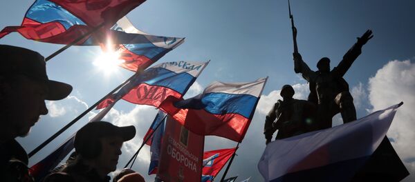 Pessoas balançam bandeiras russas durante celebração do 3º aniversário da Crimeia como parte do território russo, Sevastopol (foto de arquivo) - Sputnik Brasil