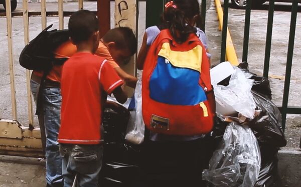 Crianças catando na lixeira Crianças catando na lixeira - Sputnik Brasil