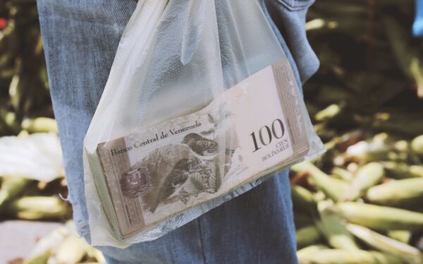 Bolívares venezuelanos Bolívares venezuelanos - Sputnik Brasil