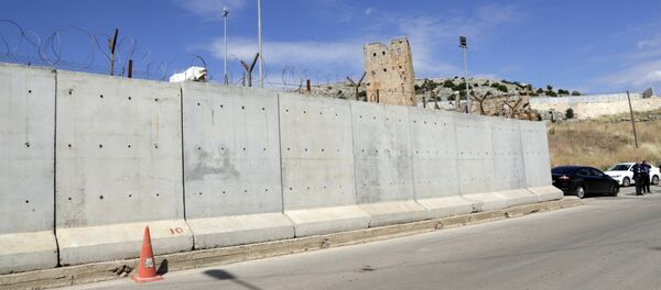 Foto de 24 de maio de 2017 mostra parte recém construída do muro entre Turquia e Síria. - Sputnik Brasil