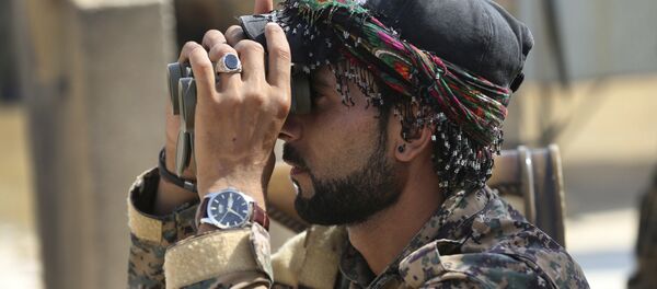Combatente árabe com Forças Democráticas Sírias apoiadas pelos EUA olhando no binóculo em Raqqa, noroeste da Síria Combatente árabe com Forças Democráticas Sírias apoiadas pelos EUA olhando no binóculo em Raqqa, noroeste da Síria - Sputnik Brasil