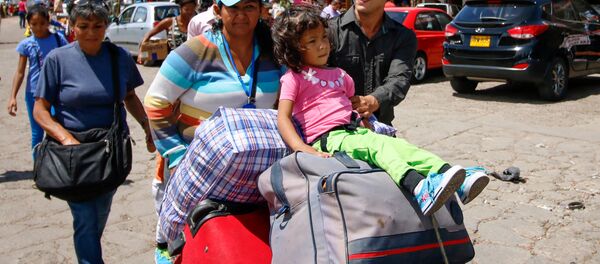 Imigrantes da Venezuela indo para a Colômbia. - Sputnik Brasil