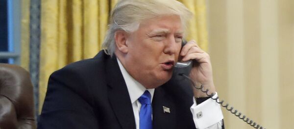 Trump fala ao telefone - Sputnik Brasil
